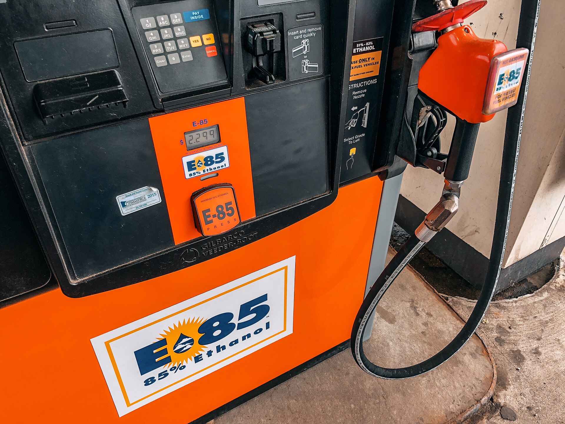 Bomba de etanol em posto de combustíveis — gasolina com 32% de etanol