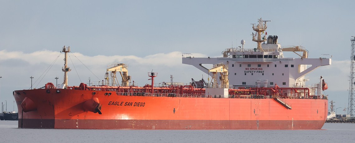 Navio-tanque de petróleo navegando em alto mar