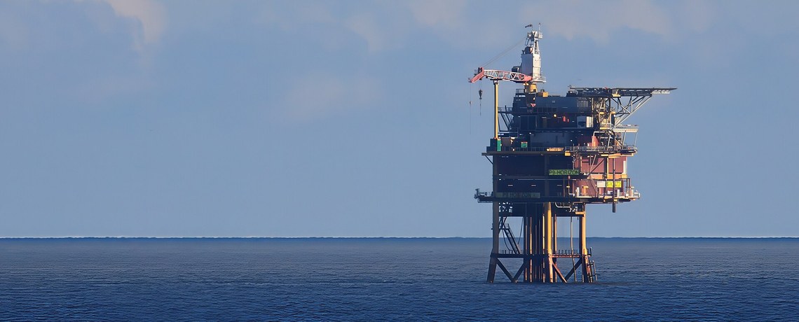 Plataforma de produção de petróleo no mar ao entardecer