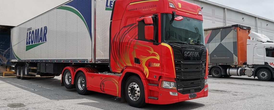 Caminhão Scania em rodovia, transporte de cargas