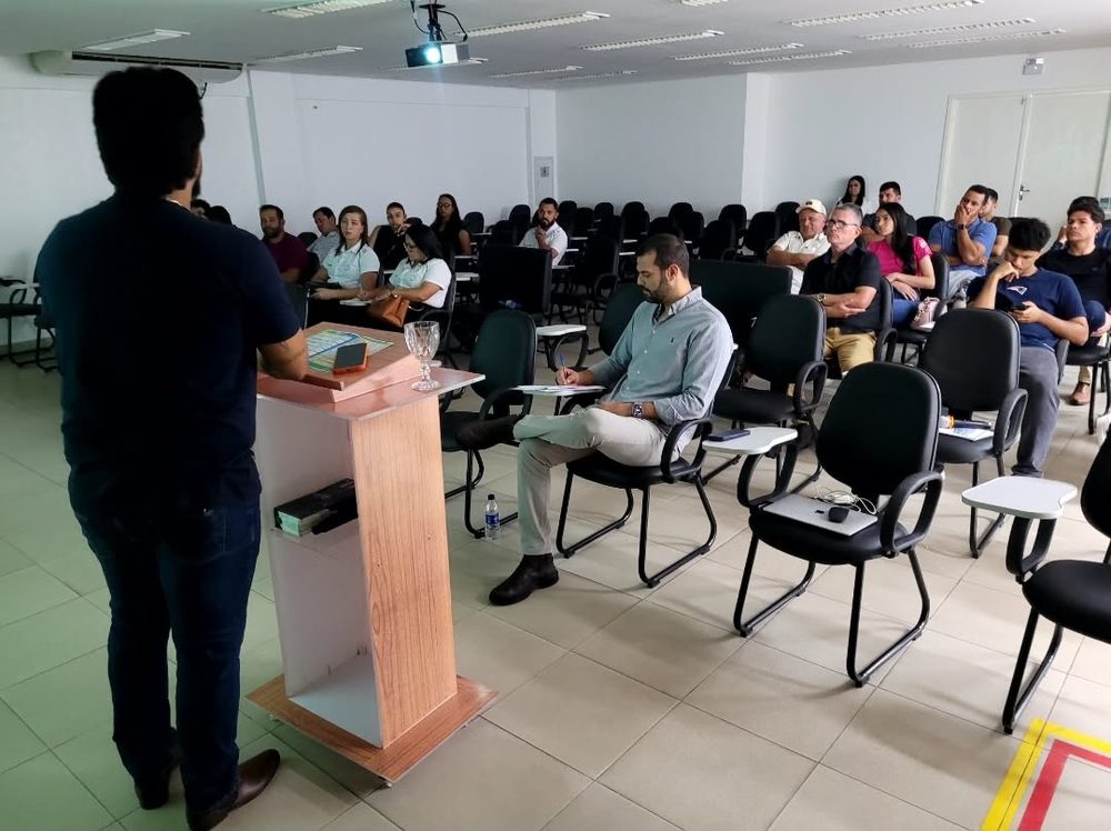 Palestrante durante o curso, visto de costas no púlpito