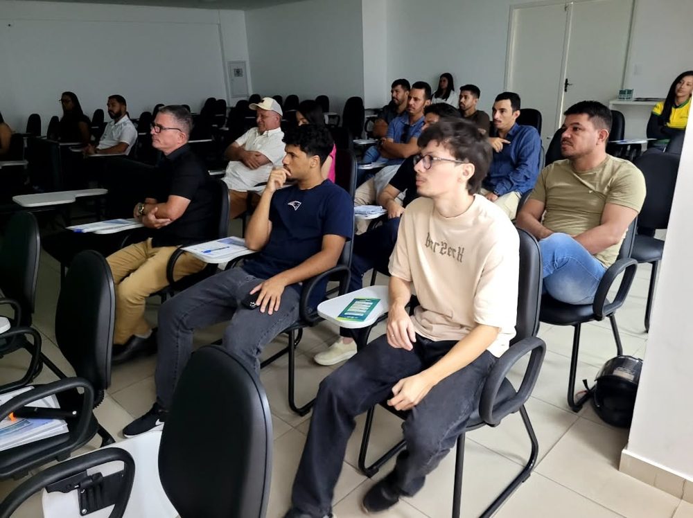 Participantes nas primeiras fileiras do curso