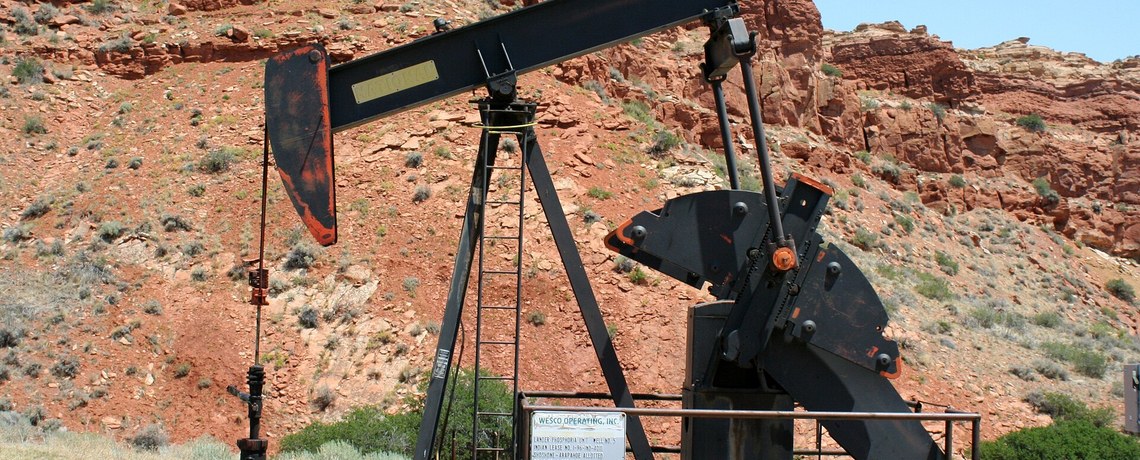 Bomba de extração de petróleo (pumpjack) em campo