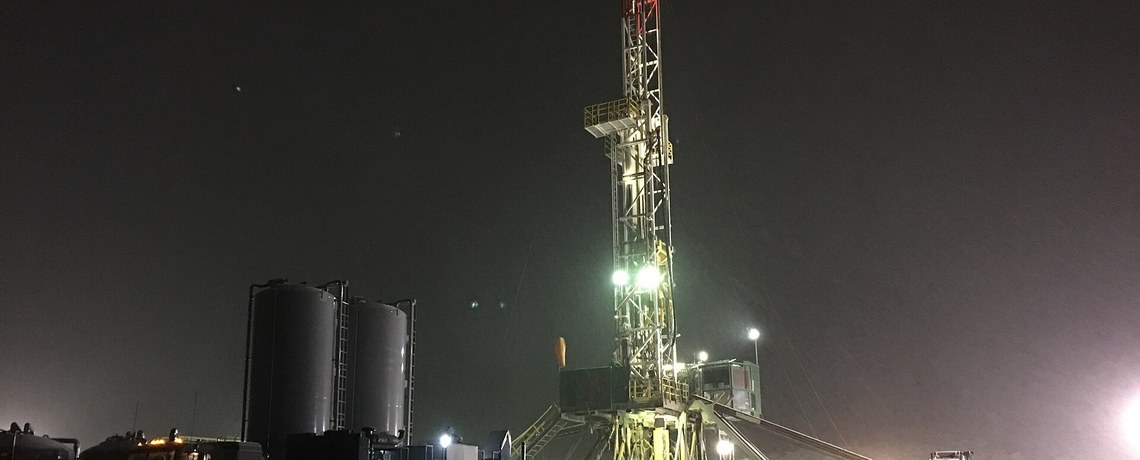 Sonda de perfuração de petróleo iluminada durante a noite