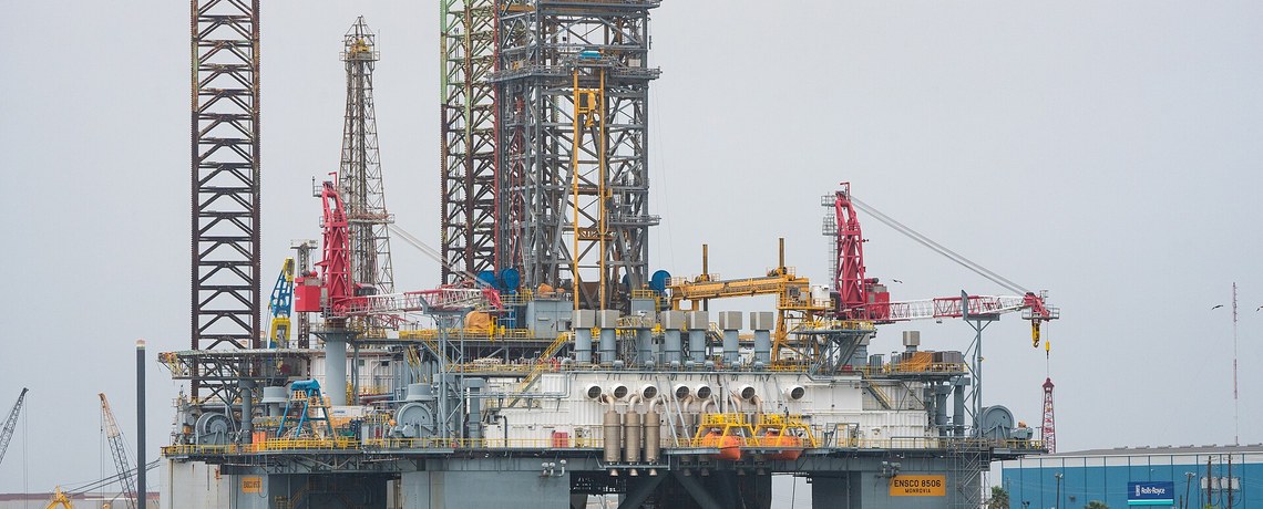 Sonda semissubmersível de perfuração de petróleo no mar